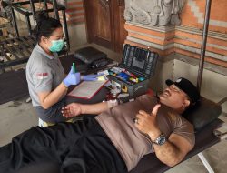 Aksi Kemanusiaan di Kengetan, Bhabinkamtibmas Singakerta Hadir Dukung Donor Darah Bersama PMI