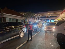 Polres Bandara Kawal Kelancaran Arus Kendaraan di Area Terminal Internasional