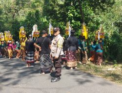 Bhabinkamtibmas Desa Abuan bersinergi Amankan dan Kawal Puncak Upacara Ngaben Masal