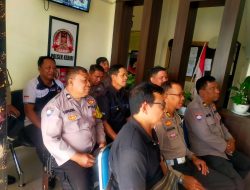 Kapolsek Kediri Bersama Staf Mengikuti Zoom Pembina Rohani Agama Hindu di Lobi Mako Polsek Kediri