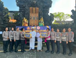 Bersihkan Pura dan Berbagi, Cara Polwan Polres Badung Maknai Hari Jadi ke-78