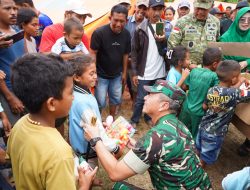 Peduli Korban Gempa, Pangdam IX/Udayana Sambangi Pengungsi dan Serahkan Bantuan Sembako di Manggarai