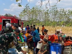 Bersinergi Salurkan Bantuan Air Bersih, Yonif TP 885/Belibis Putih Bersama SMPN 1 Dander, BPBD dan Damkar Bantu Warga Sendangharjo