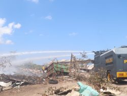 Polresta Denpasar Kerahkan Water Cannon Bantu Pemadaman Kebakaran Gudang Rongsokan di Jalan Nakula