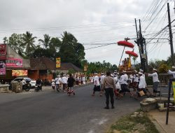 Sinergi Polri, Pecalang dan Linmas Amankan Ngeturang Ida Bhatara Jelang Upacara Keagamaan Melasti