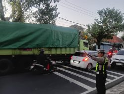 Truk Mogok di Jalur Denpasar–Singaraja, Kanit Lantas Polsek Mengwi Lakukan Pengaturan Lalu Lintas