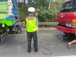 Unit Lantas Polsek Seltim Atensi Truk Bermuatan Kain Mogok di Depan Parkiran Jelijih
