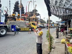 Kawal Karya Suci di Pura Tuluk Biyu, Bhabinkamtibmas Batur Tengah Hadir di Tengah Krama