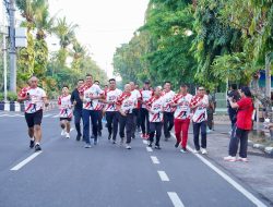 Semarak HUT ke-81 TNI, Pangdam IX/Udayana Perkuat Kebersamaan TNI dan Rakyat Melalui Fun Run dan Baksos Kesehatan