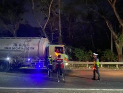 Cegah Kepadatan Arus Lalu Lintas, Satlantas Polres Tabanan Kandangkan 20 Truk Sumbu Tiga di Jelijih