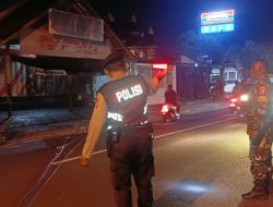 Laporan Warga Ditindaklanjuti, Polsek Abiansemal Bersama Pihak Terkait Tangani Kabel Wifi Terurai Di Jalan