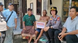 Kapolsek Blahbatuh Hadir Berbagi, Salurkan Bantuan Sosial Kepada Warga Di Banjar Pering