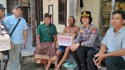 Kapolsek Blahbatuh Hadir Berbagi, Salurkan Bantuan Sosial Kepada Warga Di Banjar Pering