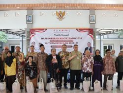 Hadiri Puncak Hari Koperasi, Bupati Bojonegoro Serahkan Bantuan untuk Warga Rentan